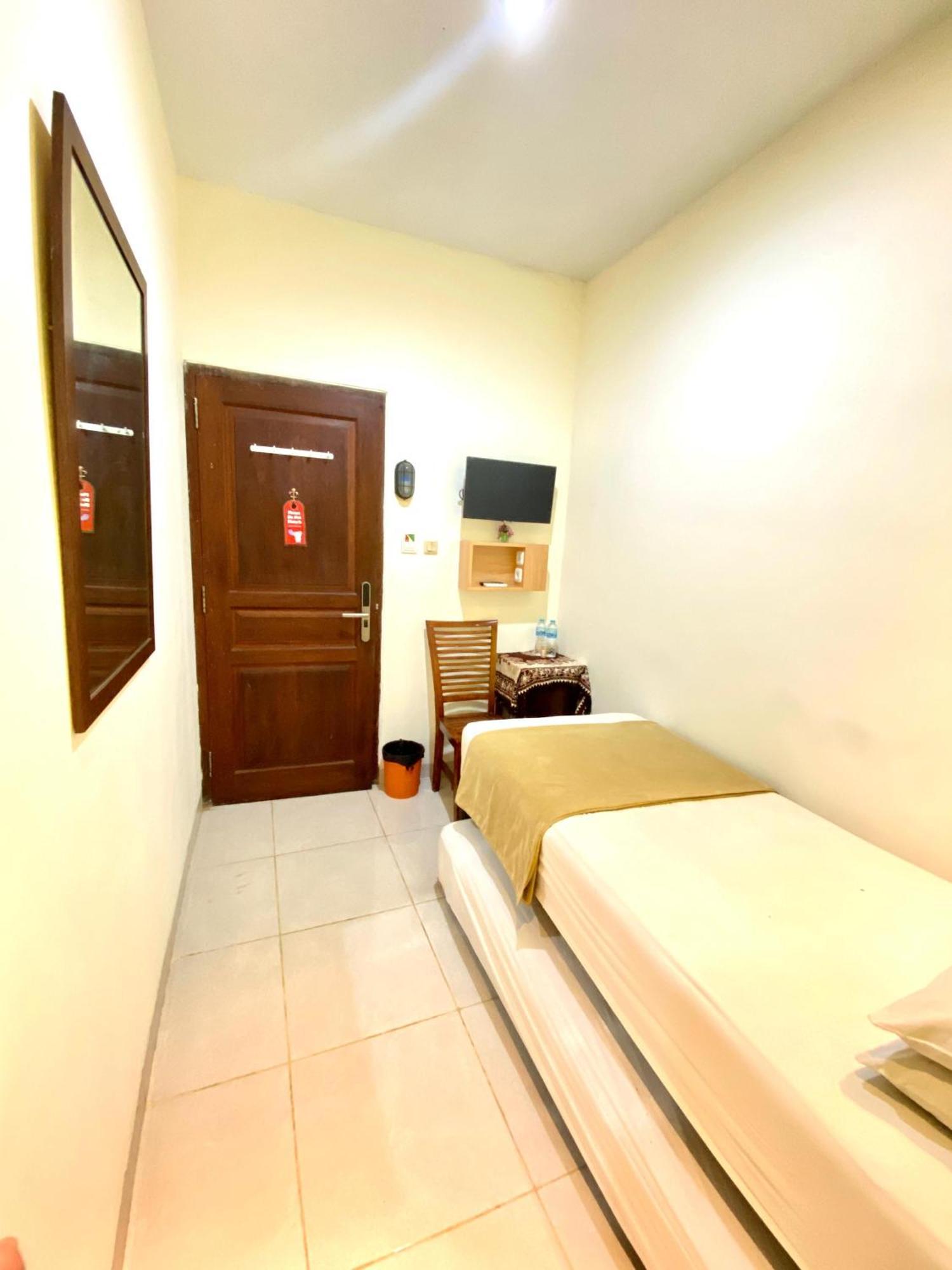 Cabin Hotel Bhayangkara Джокякарта Екстериор снимка