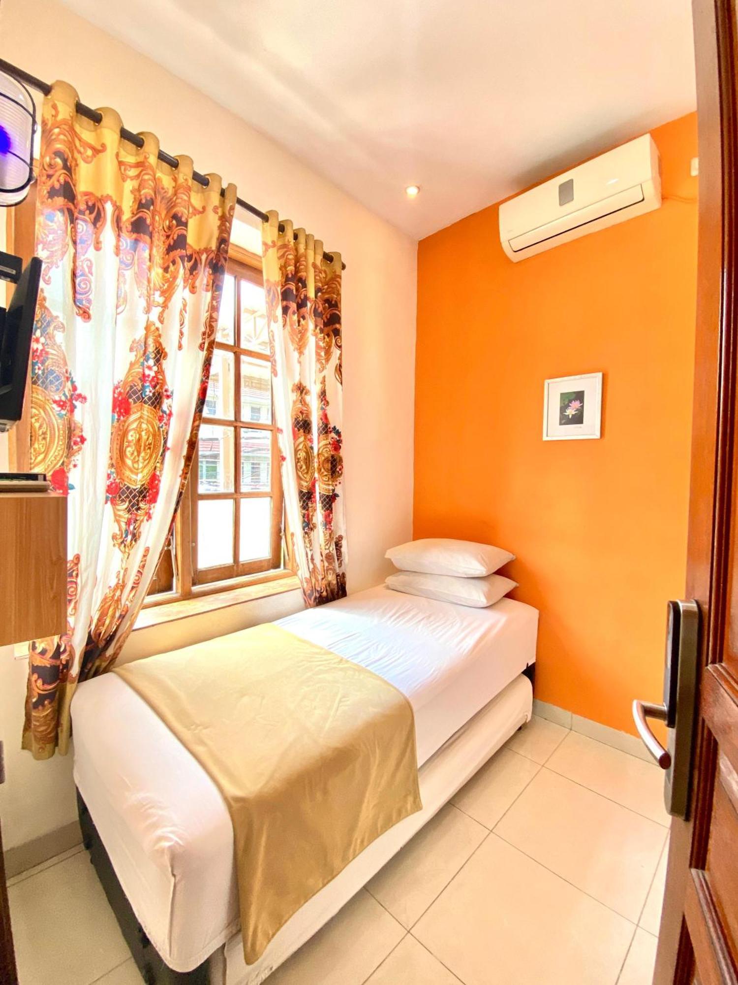 Cabin Hotel Bhayangkara Джокякарта Екстериор снимка