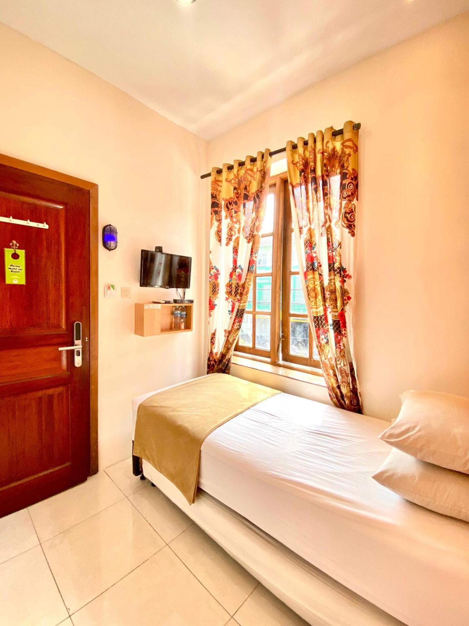Cabin Hotel Bhayangkara Джокякарта Екстериор снимка