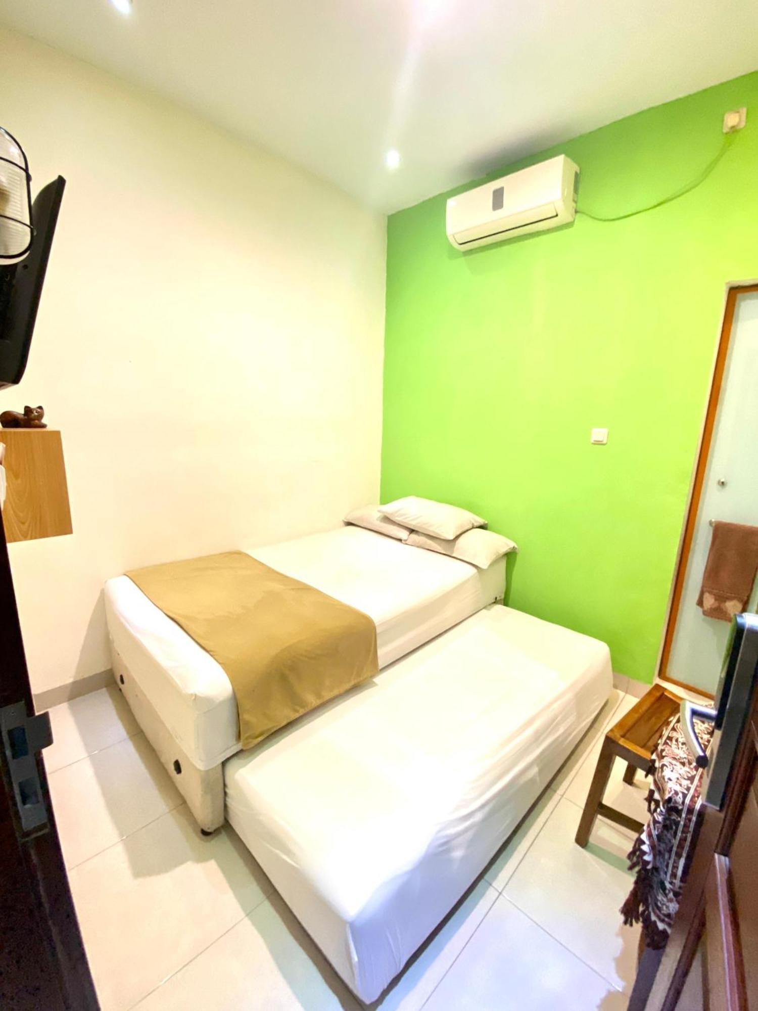 Cabin Hotel Bhayangkara Джокякарта Екстериор снимка